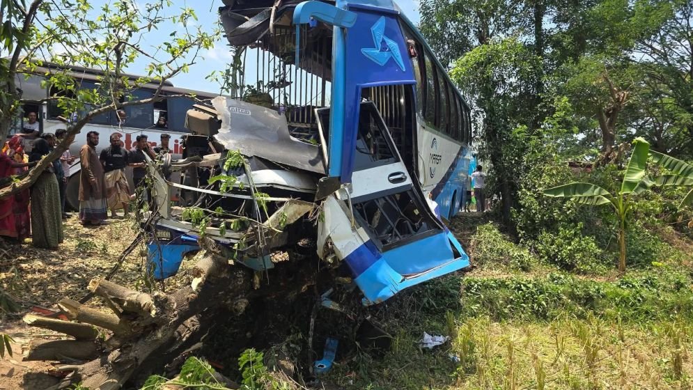 চট্টগ্রাম-কক্সবাজার মহাসড়কে দুই বাসের মুখোমুখি সংঘর্ষে নিহত ৪