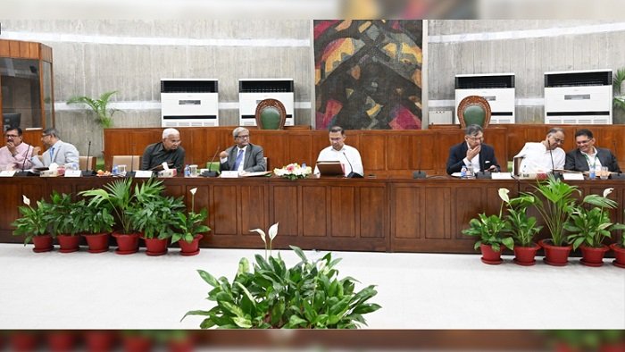 নতুন ই-বাস ও ট্রাক আমদানিতে শুল্ক ছাড়ের সিদ্ধান্ত মন্ত্রিসভায়