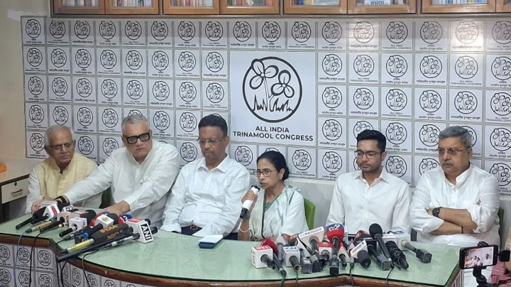 হার মানছেন না মমতা, দেবেন না ইস্তফা, কী বলছে ভারতের সংবিধান