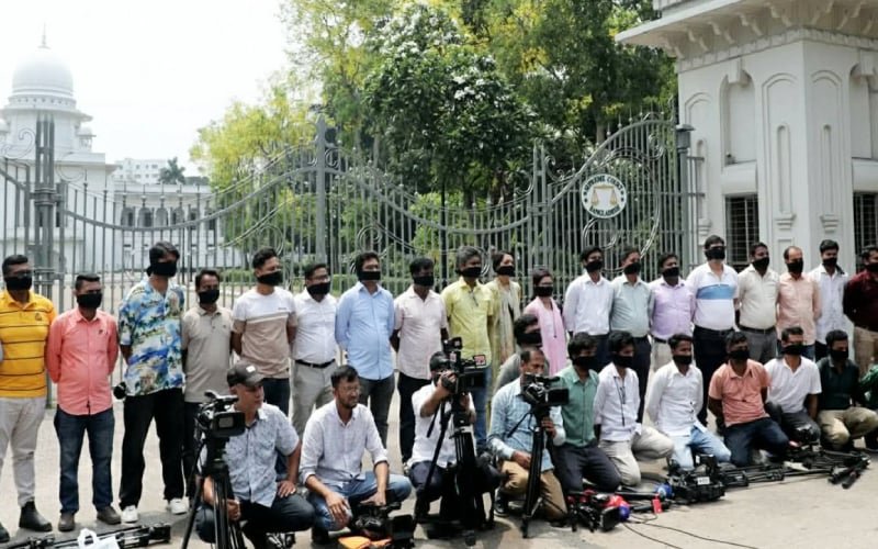 মুখে কালো কাপড় বেঁধে সুপ্রিমকোর্ট বিটের গণমাধ্যমকর্মীদের মানববন্ধন