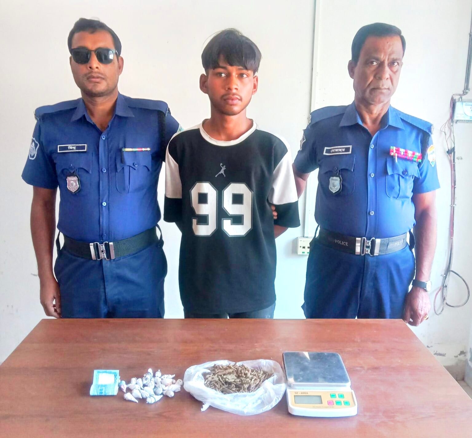 ফুলছড়ি থানা পুলিশের অভিযানে গাঁজাসহ এক যুবক আটক
