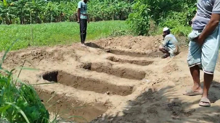 একই সাথে হলো জানাজা, পাশাপাশি ৫ কবরে চিরনিদ্রায় শায়িত তিন বোন, মা ও মামা