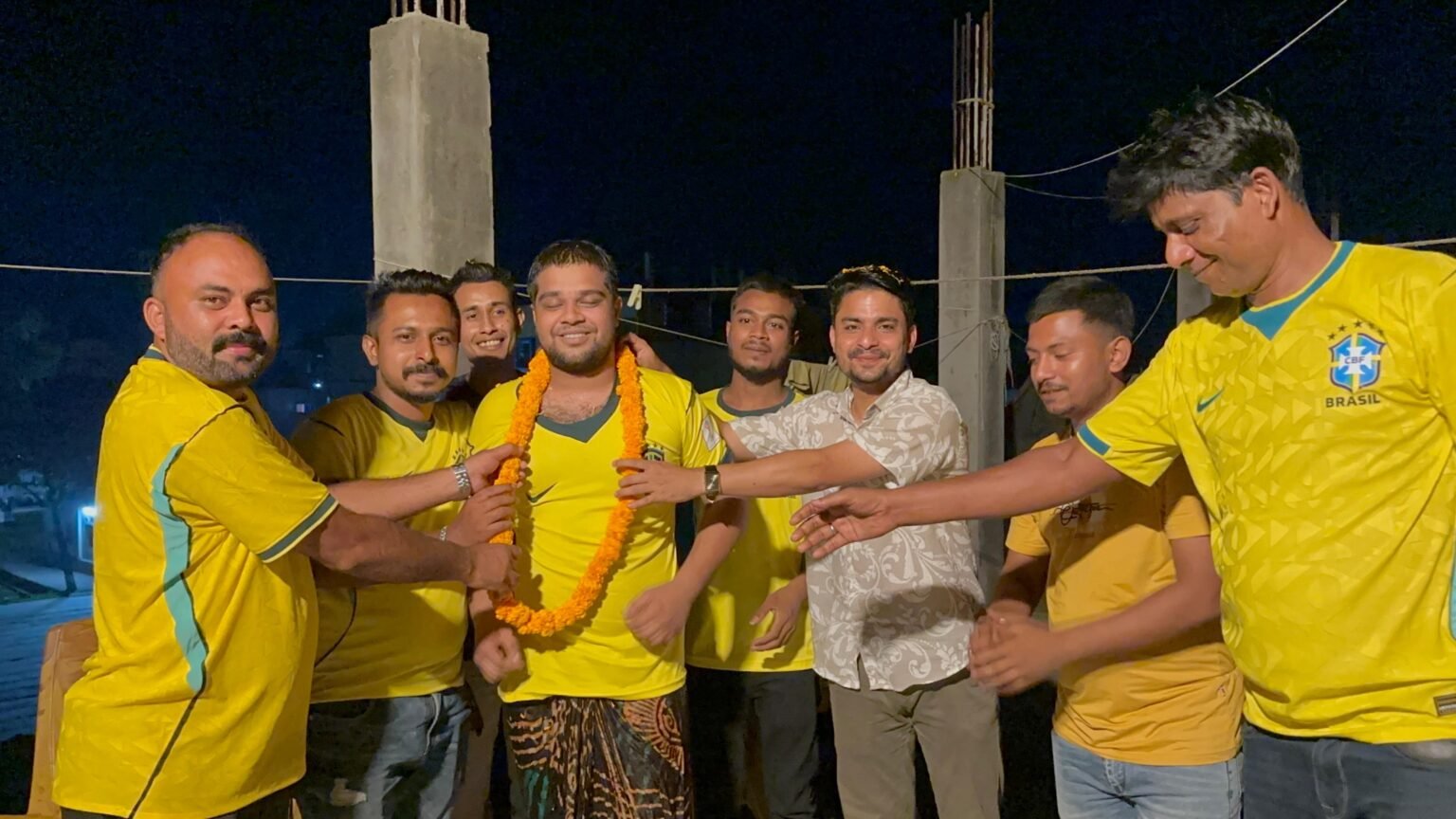 শেরপুরে দুধ দিয়ে গোসল করে ব্রাজিলে যোগ দিলেন আর্জেন্টিনা সমর্থক