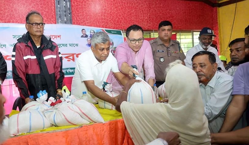 চট্টগ্রামে বন্যা দুর্গতদের মাঝে ত্রাণ বিতরণ করলেন প্রতিমন্ত্রী অমিত