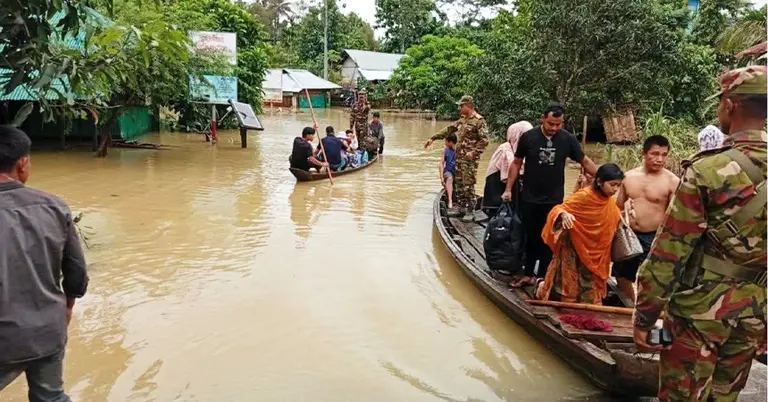 পার্বত্য চট্টগ্রামে বন্যা ও পাহাড়ধস মোকাবিলায় সেনাবাহিনীর উদ্ধার-ত্রাণ কার্যক্রম অব্যাহত