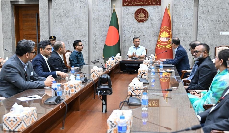 পোশাক শিল্পের বিকাশে প্রতিবন্ধকতা দ্রুত দূর করার নির্দেশনা প্রধানমন্ত্রীর