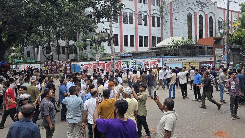 ঢাকা আলিয়া মাদ্রাসায় ছাত্রদল-শিবিরের দফায় দফায় সংঘর্ষ