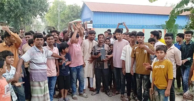 লোডশেডিংয়ে অতিষ্ঠ হয়ে বিদ্যুতের কর্মীকে আটকে রাখলো জনতা