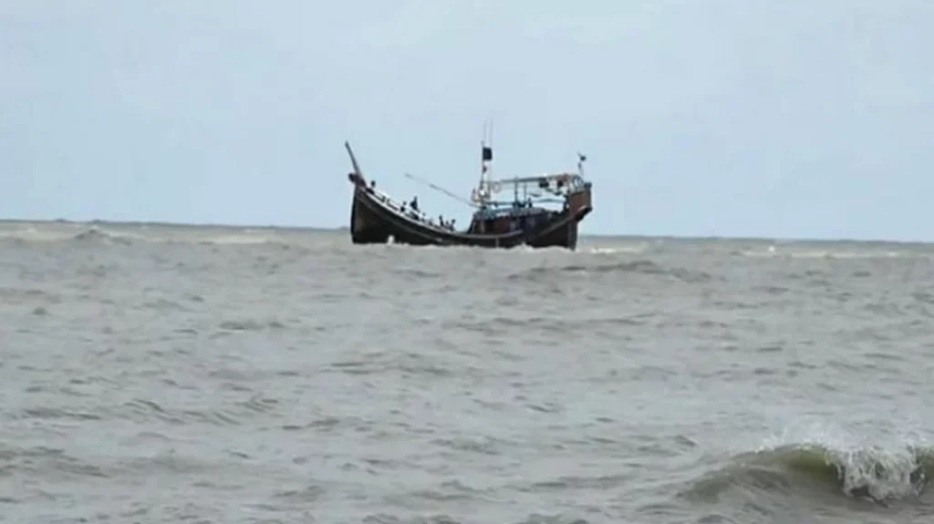 টেকনাফ সীমান্তে ৩ জেলেসহ ট্রলার নিয়ে গেলো আরাকান আর্মি